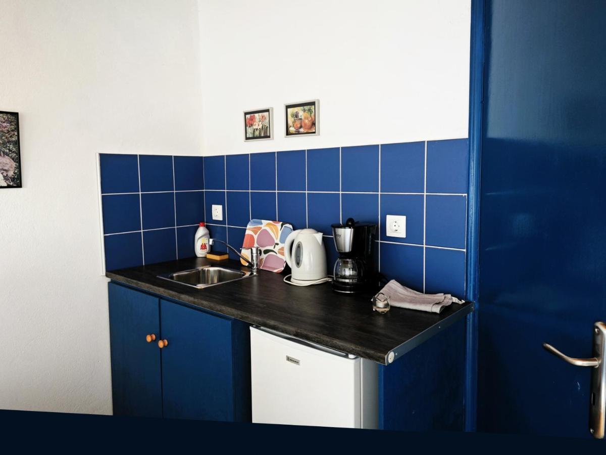 Babis & Popi Rooms And Studios Frangocastelo Bagian luar foto