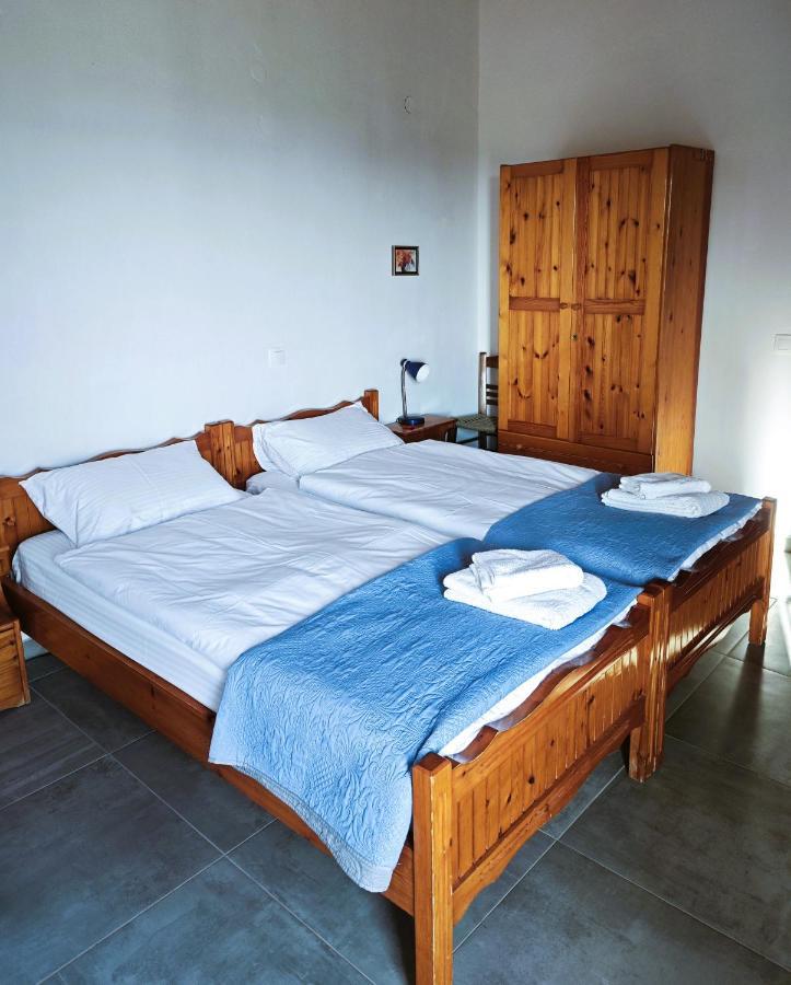 Babis & Popi Rooms And Studios Frangocastelo Bagian luar foto
