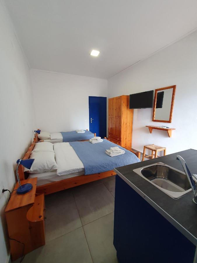 Babis & Popi Rooms And Studios Frangocastelo Bagian luar foto