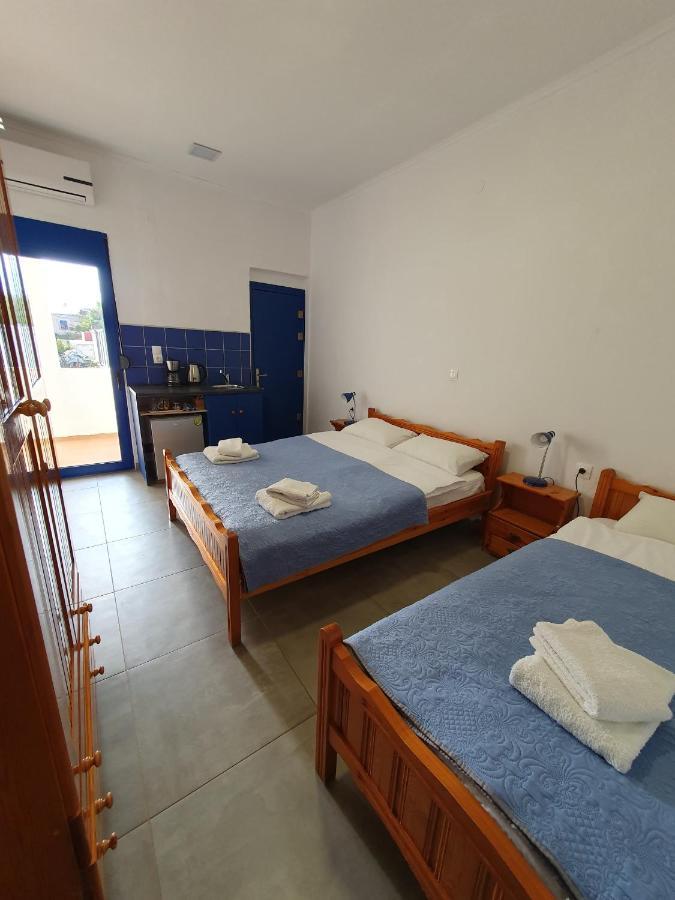 Babis & Popi Rooms And Studios Frangocastelo Bagian luar foto