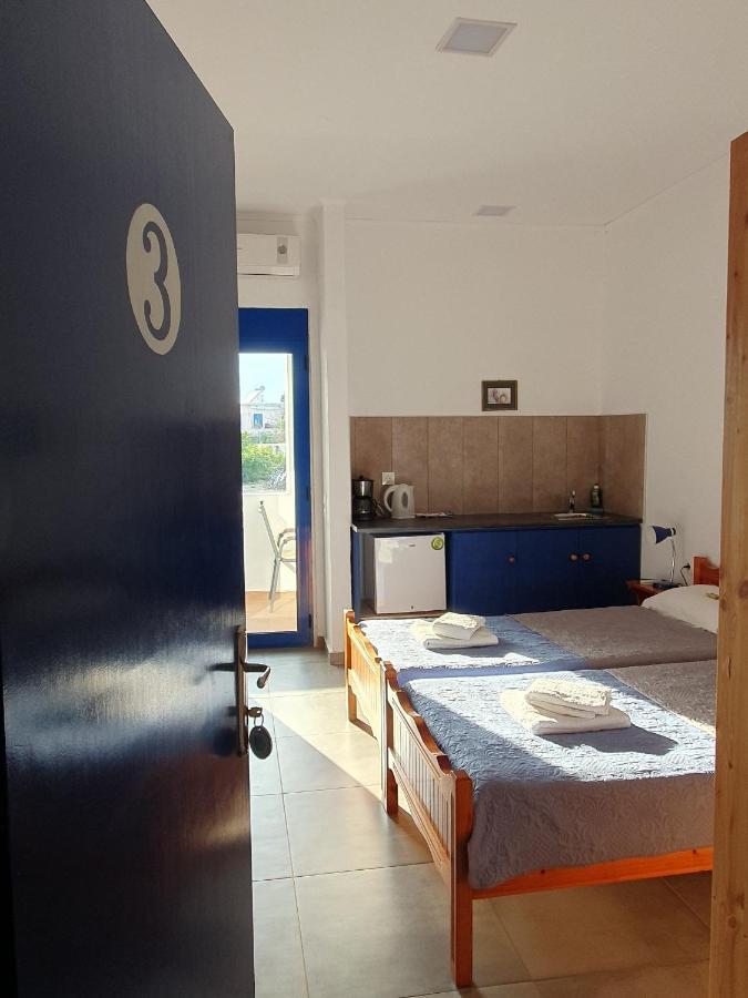 Babis & Popi Rooms And Studios Frangocastelo Bagian luar foto