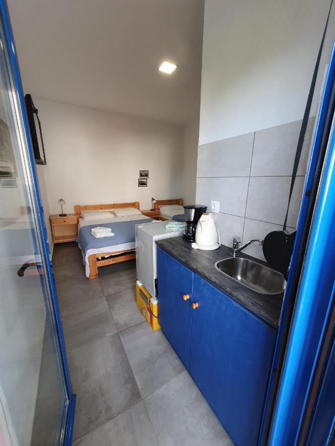 Babis & Popi Rooms And Studios Frangocastelo Bagian luar foto