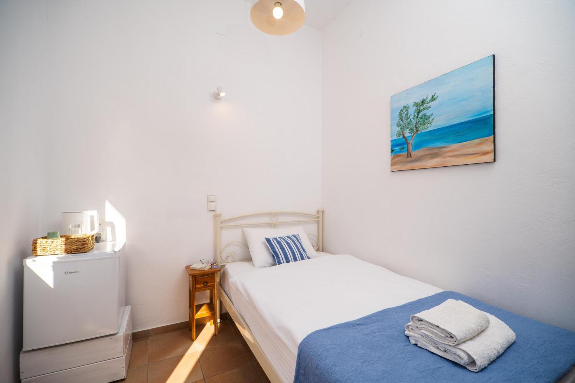 Babis & Popi Rooms And Studios Frangocastelo Bagian luar foto